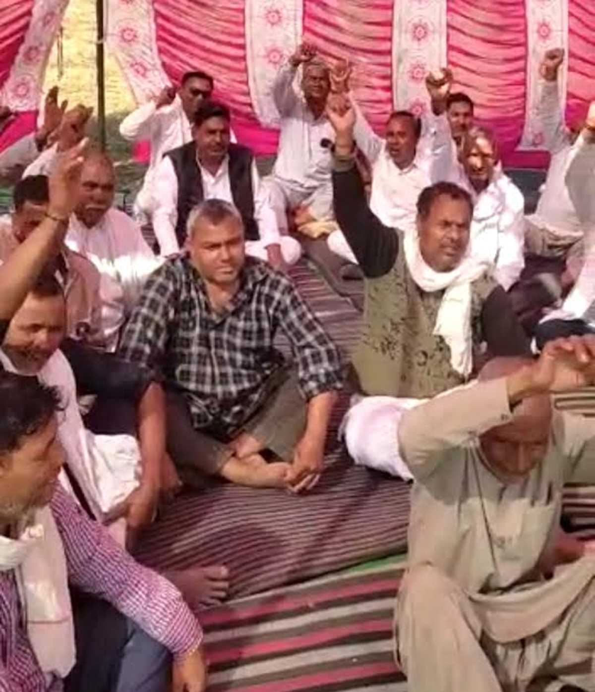 रबूपुरा : दूसरे दिन भी जारी रहा किसानों का धरना रबूपुरा : दूसरे दिन भी जारी रहा किसानों का धरना